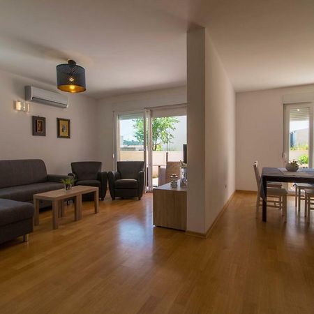 Apartman S Bazenom U Centru Apartment Makarska Exterior photo