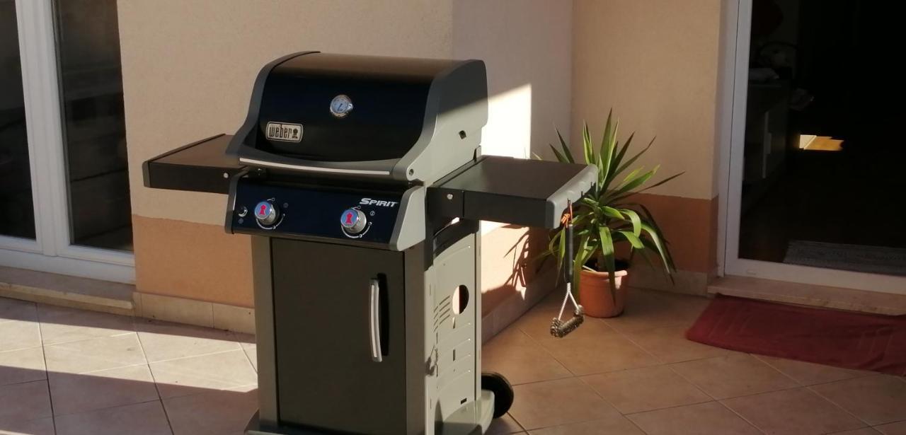 Apartman S Bazenom U Centru Apartment Makarska Exterior photo