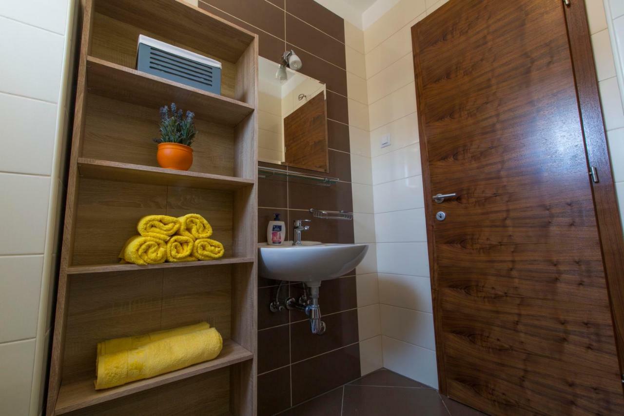 Apartman S Bazenom U Centru Apartment Makarska Exterior photo