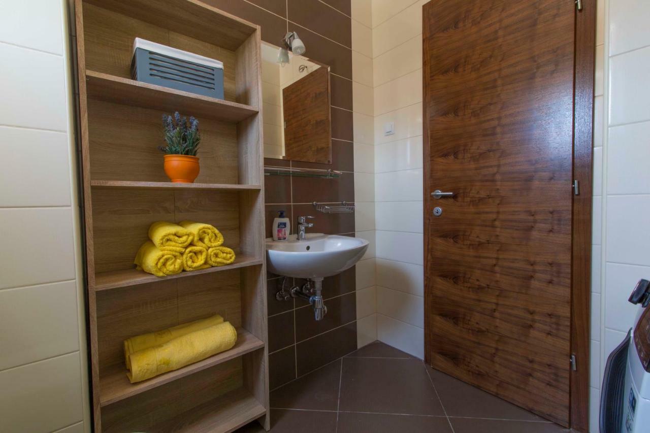 Apartman S Bazenom U Centru Apartment Makarska Exterior photo