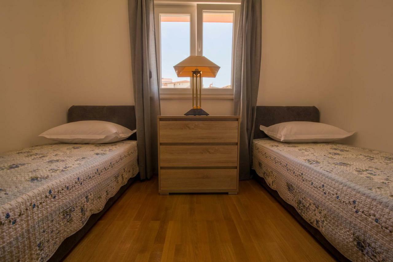 Apartman S Bazenom U Centru Apartment Makarska Exterior photo