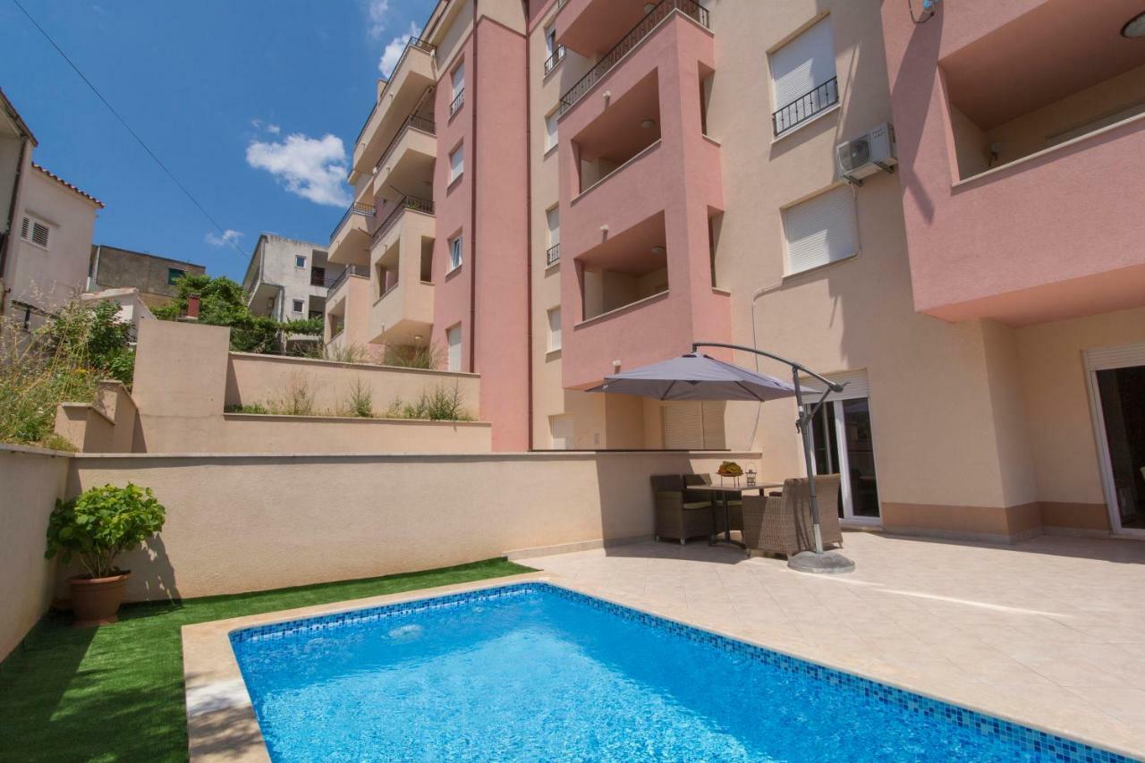 Apartman S Bazenom U Centru Apartment Makarska Exterior photo