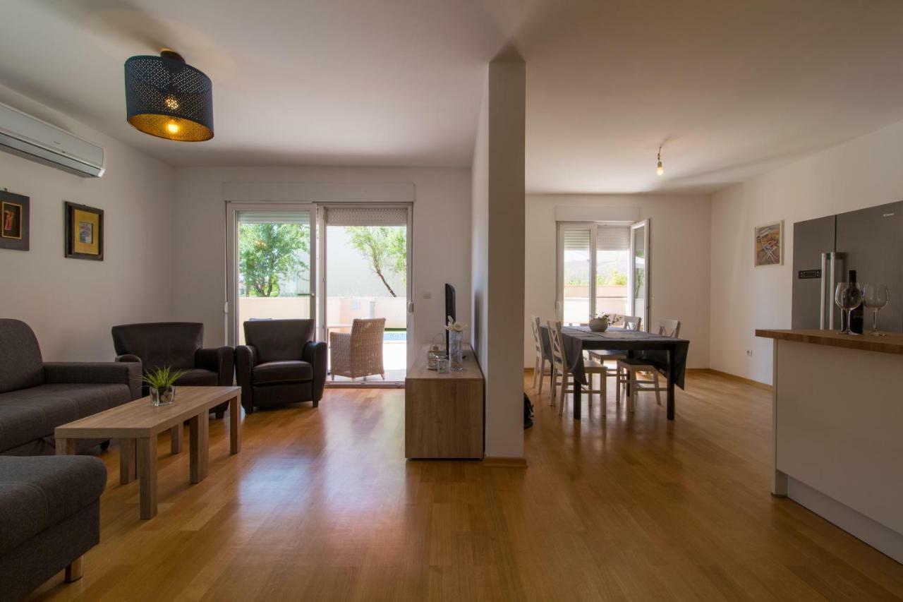 Apartman S Bazenom U Centru Apartment Makarska Exterior photo