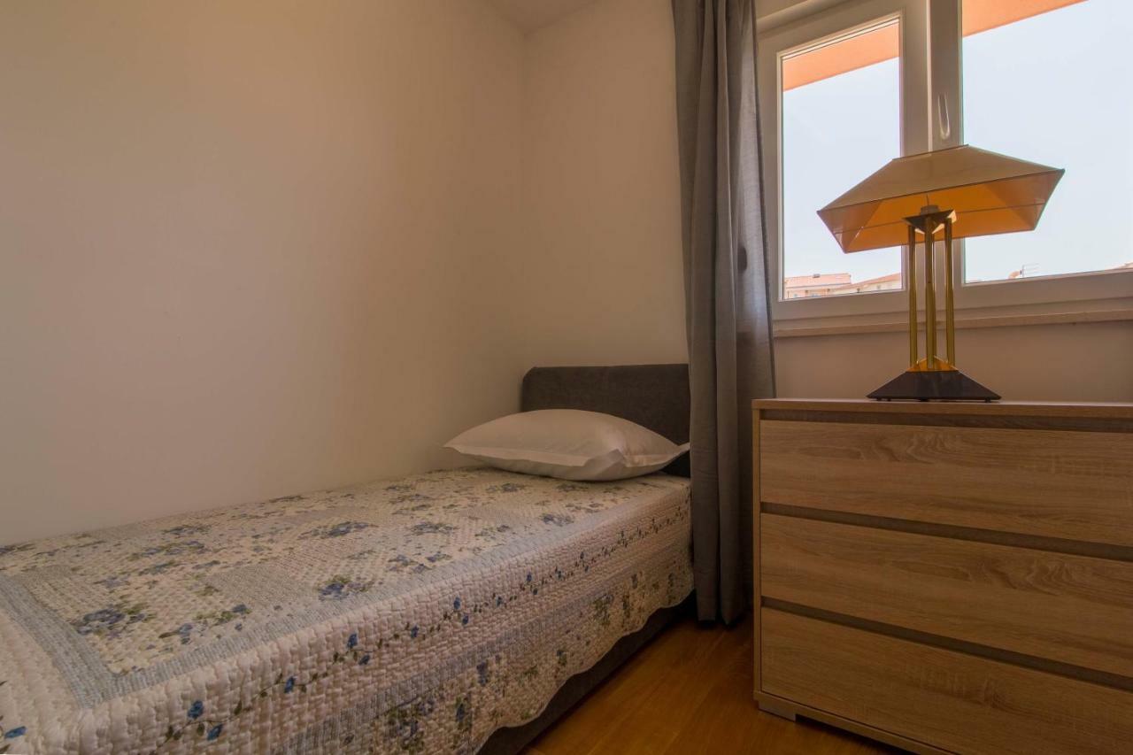 Apartman S Bazenom U Centru Apartment Makarska Exterior photo