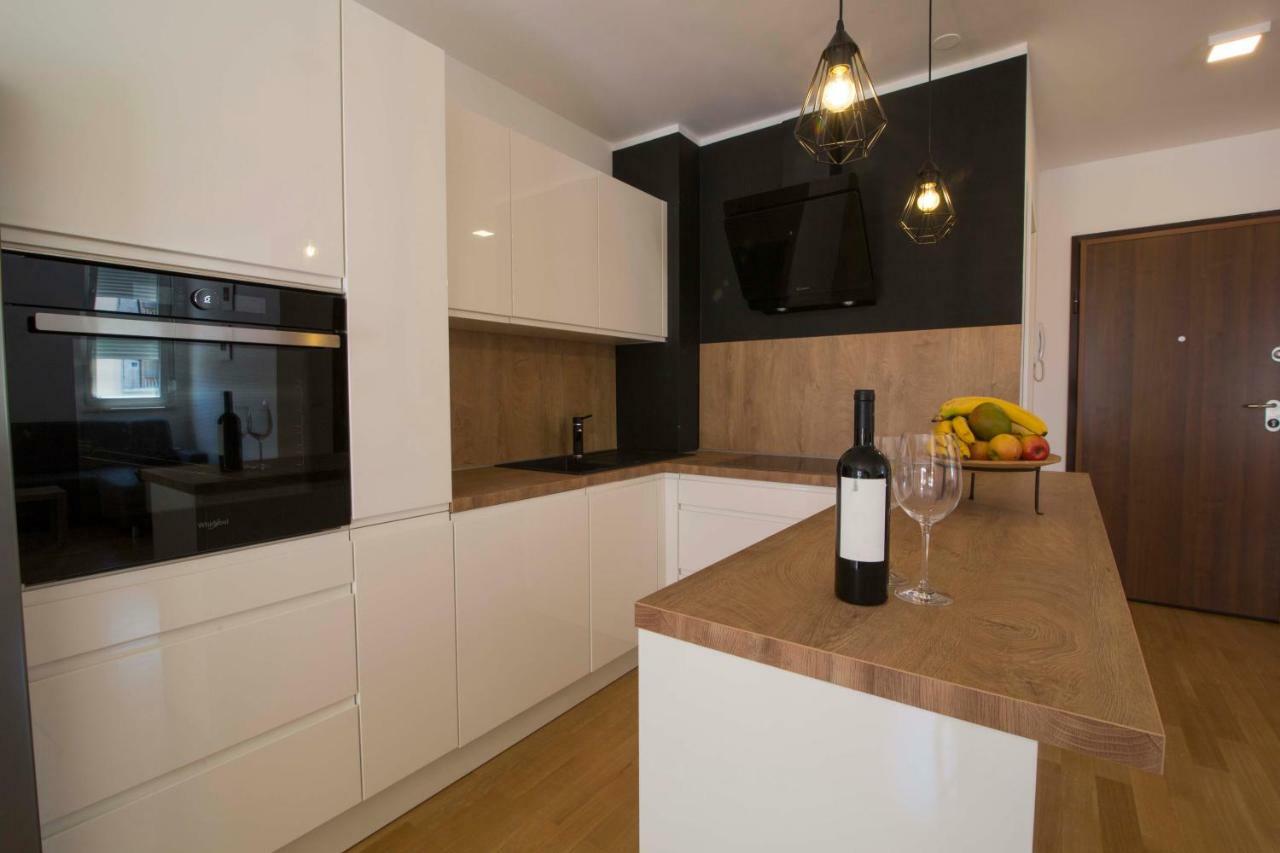 Apartman S Bazenom U Centru Apartment Makarska Exterior photo