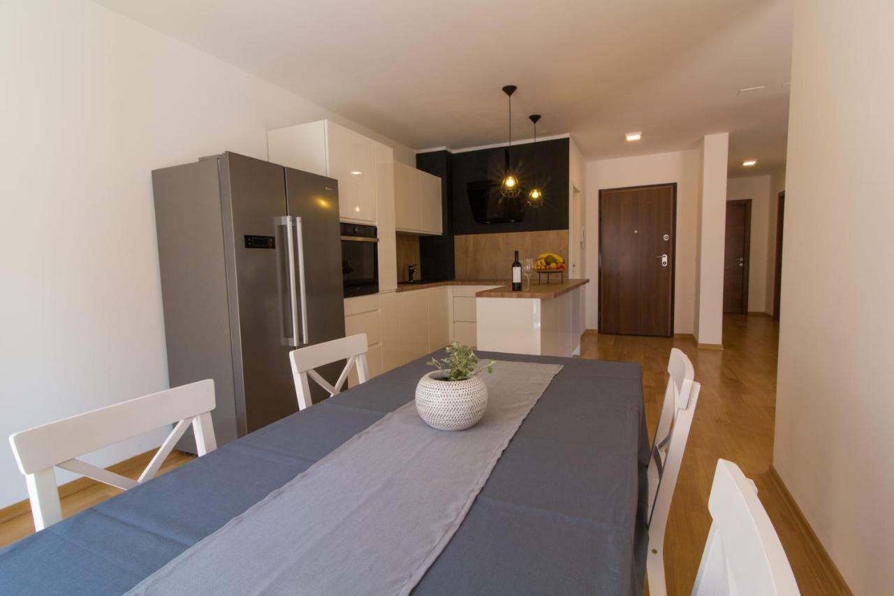 Apartman S Bazenom U Centru Apartment Makarska Exterior photo