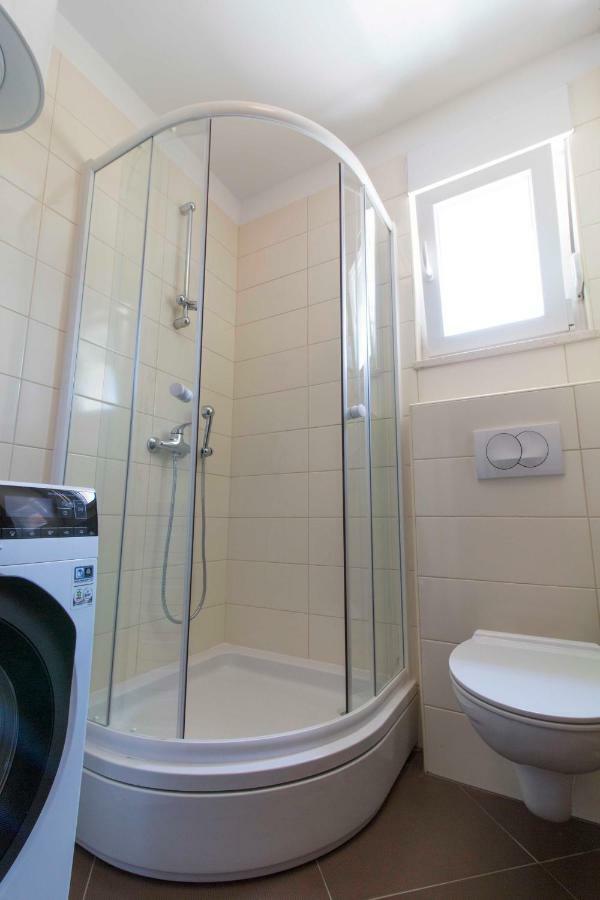 Apartman S Bazenom U Centru Apartment Makarska Exterior photo