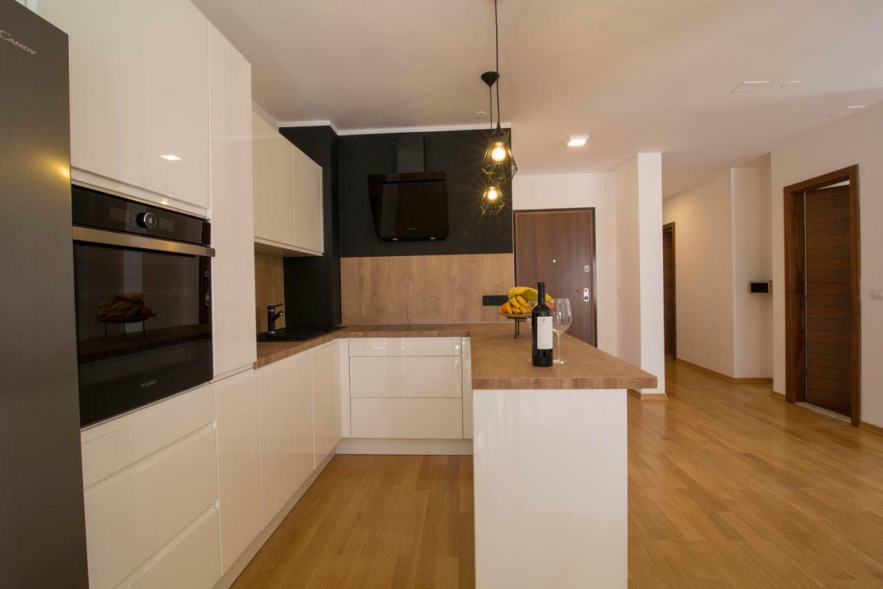 Apartman S Bazenom U Centru Apartment Makarska Exterior photo