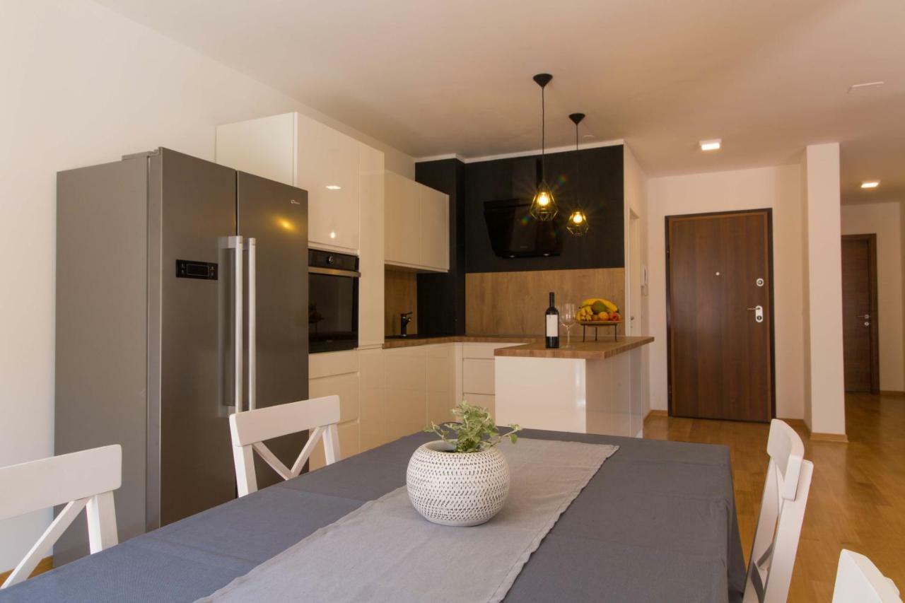 Apartman S Bazenom U Centru Apartment Makarska Exterior photo