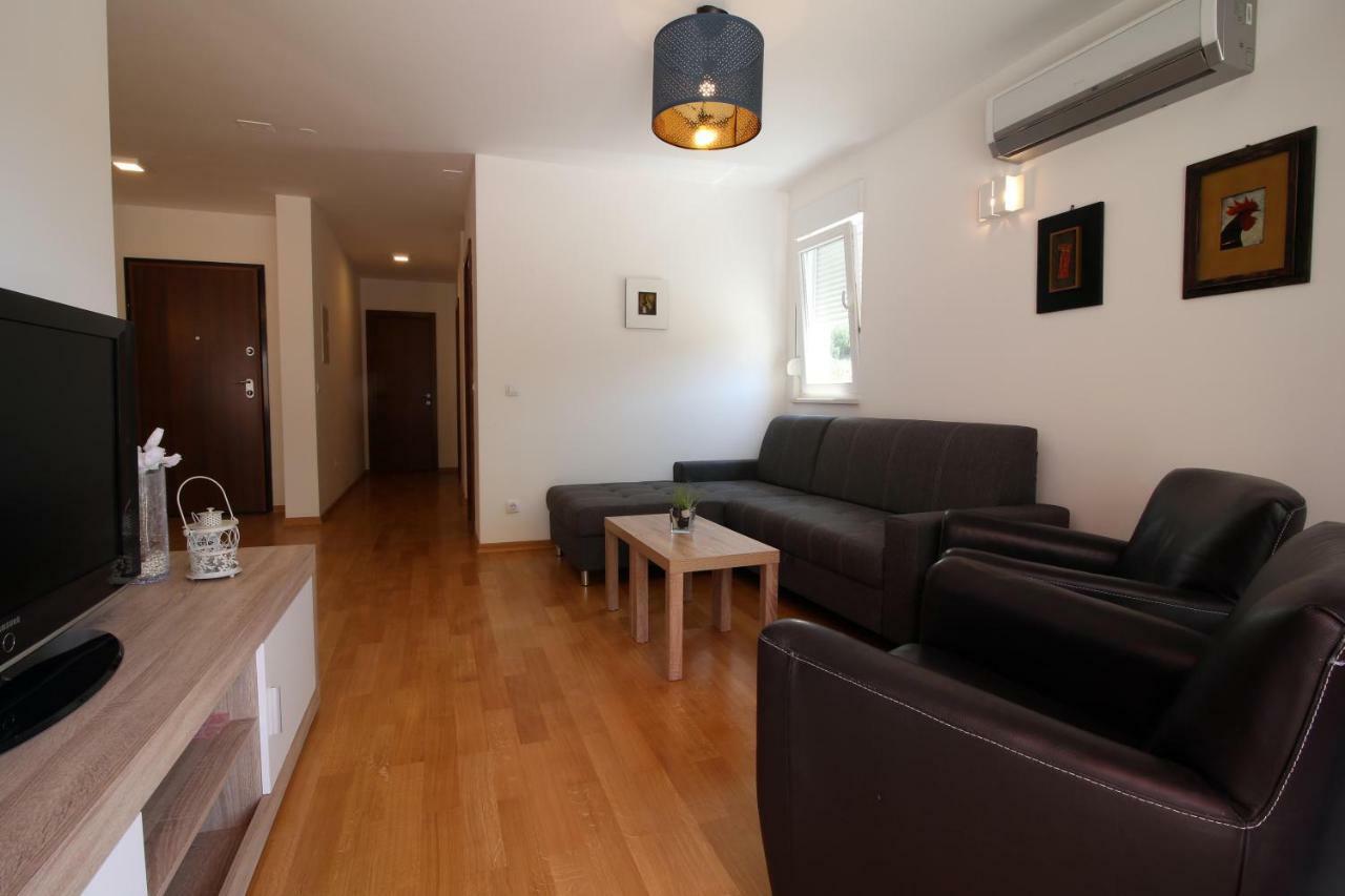 Apartman S Bazenom U Centru Apartment Makarska Exterior photo