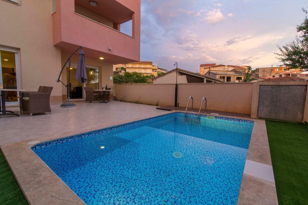 Apartman S Bazenom U Centru Apartment Makarska Exterior photo