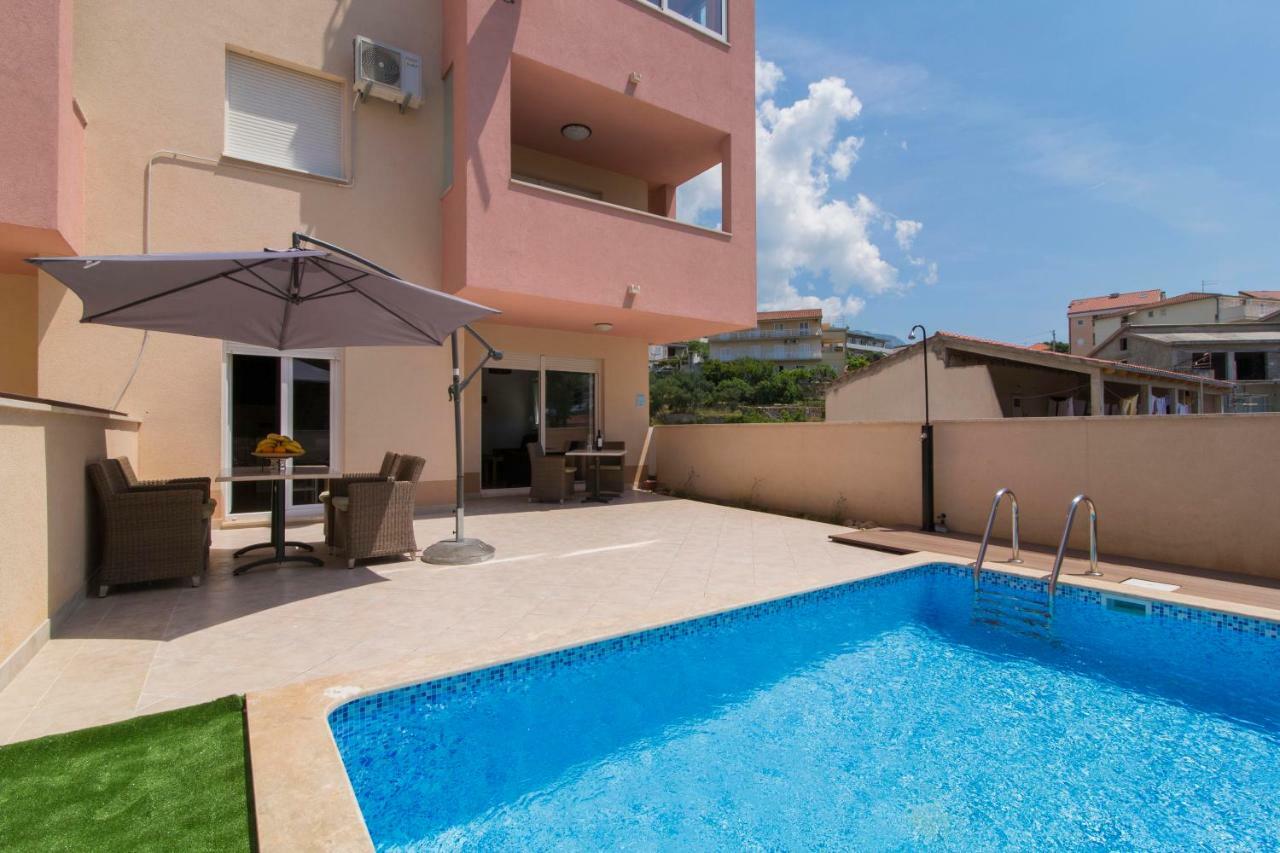 Apartman S Bazenom U Centru Apartment Makarska Exterior photo